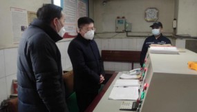  王月成、李建軍在春節(jié)期間檢查慰問